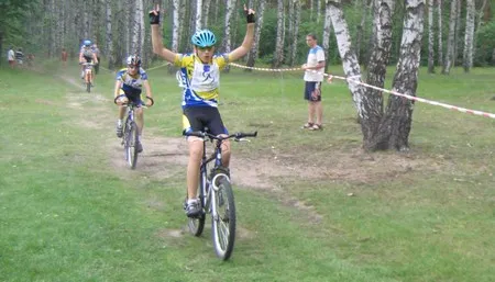 Archiwalne zdjęcie z 2007 roku: młody Maciej Moczyński wygrywa wyścig MTB