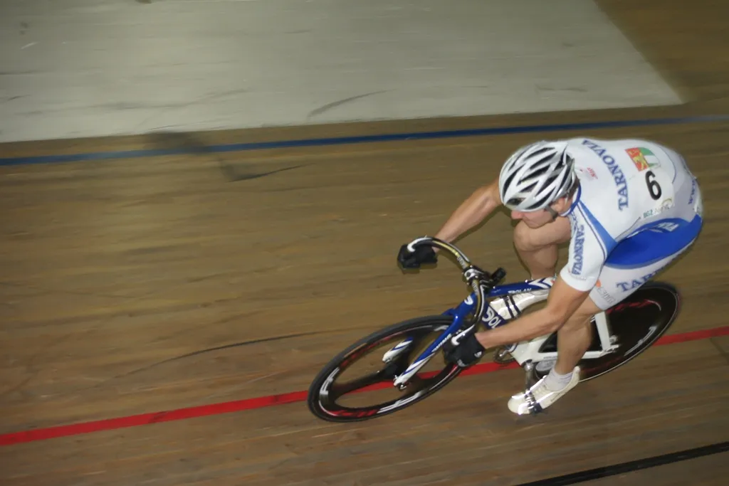 Maciej Moczyński w pełnym sprincie na torze kolarskim, 2011