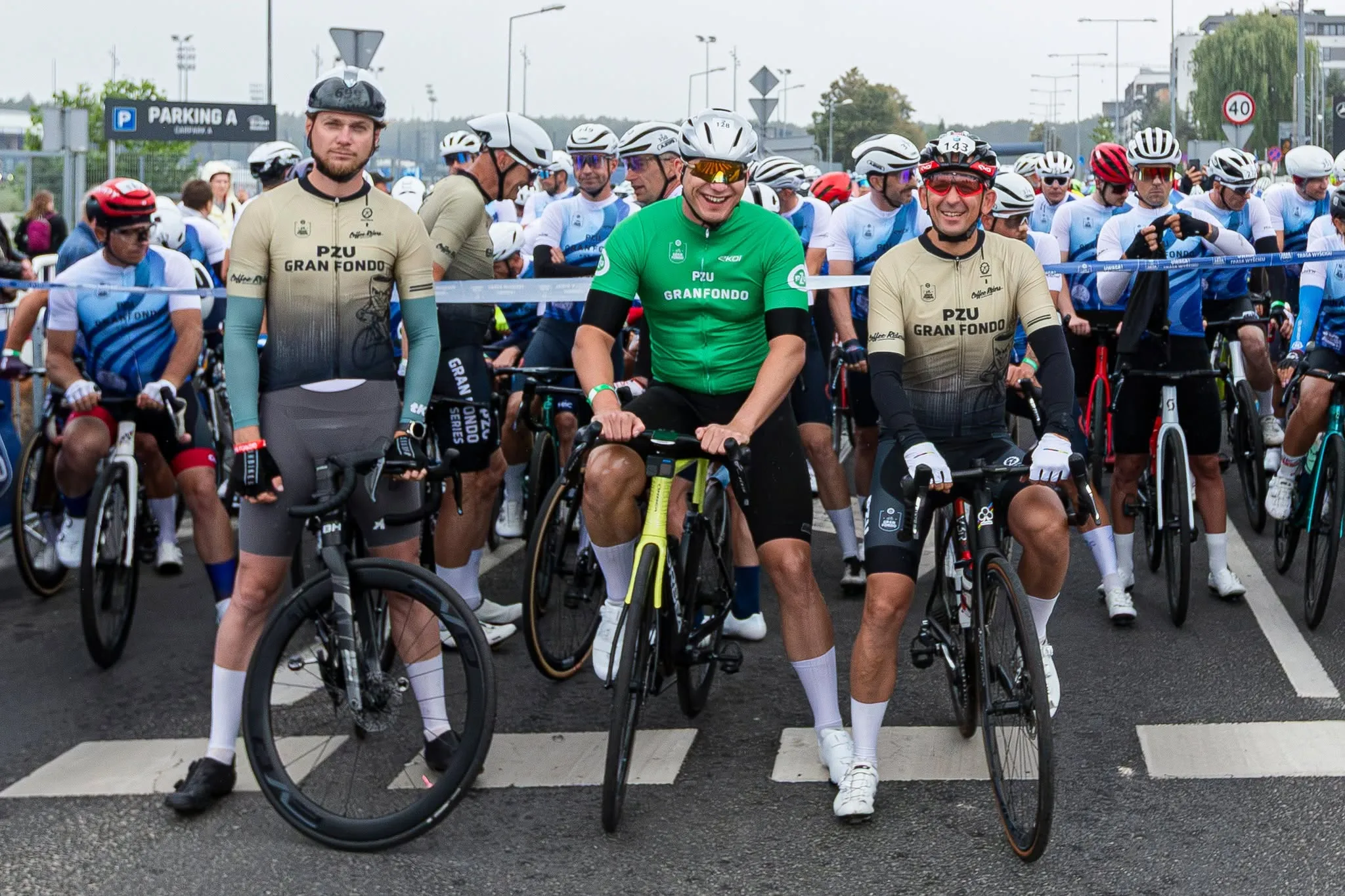 Maciej Moczyński na starcie PZU Gran Fondo 2026 w zielonej koszulce lidera klasyfikacji sprinterskiej