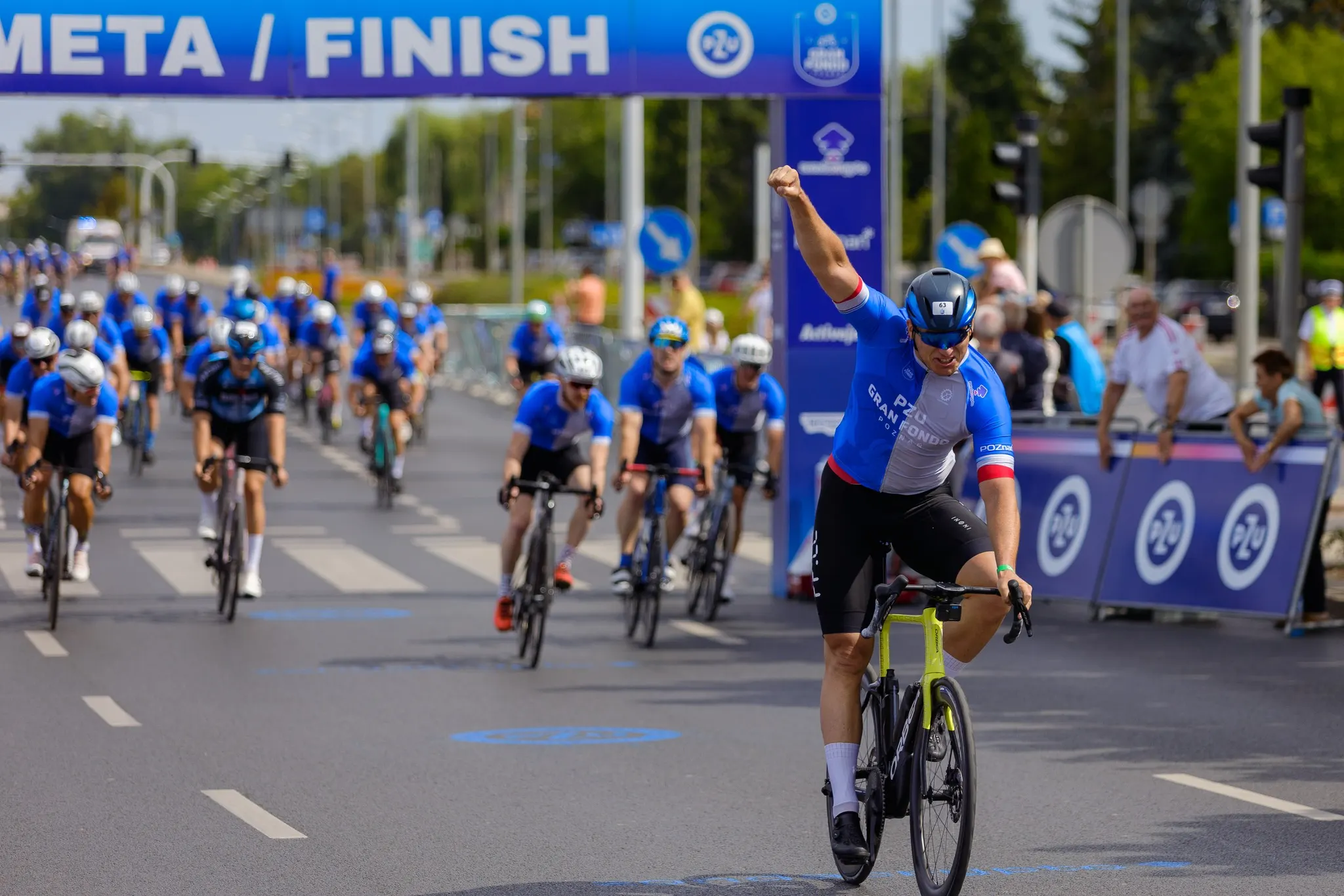 Maciej Moczyński wygrywa finisz sprinterski PZU Gran Fondo Poznań 2025 na ul. Bułgarskiej